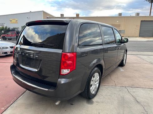 Used 2018 Dodge Grand Caravan SE w/ UConnect Hands-Free Group FWD image 5