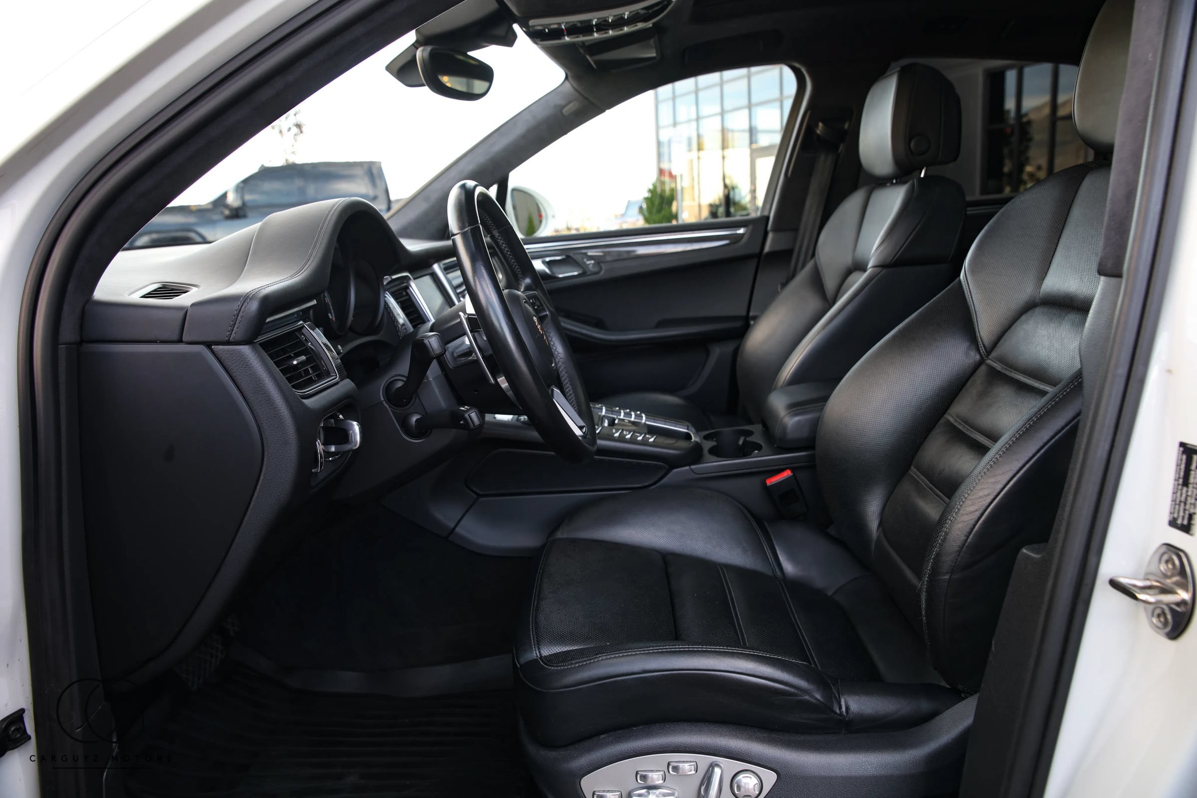 Used 2015 Porsche Macan Turbo AWD/4WD image 21