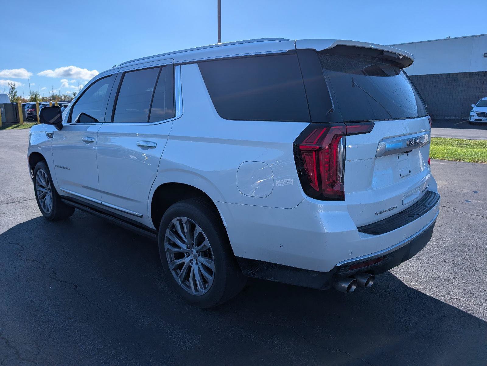 Used 2023 GMC Yukon Denali w/ Advanced Technology Package AWD/4WD image 5