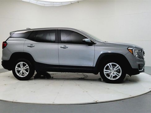 Used 2024 GMC Terrain SLE image 9