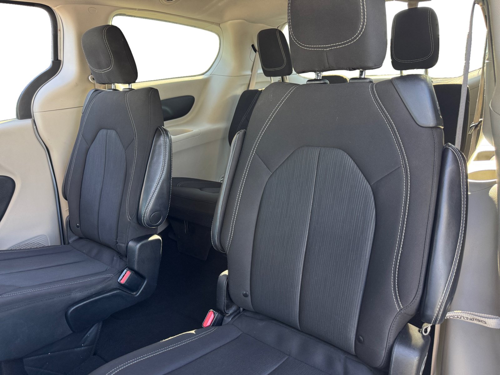 Used 2022 Chrysler Voyager LX FWD image 13