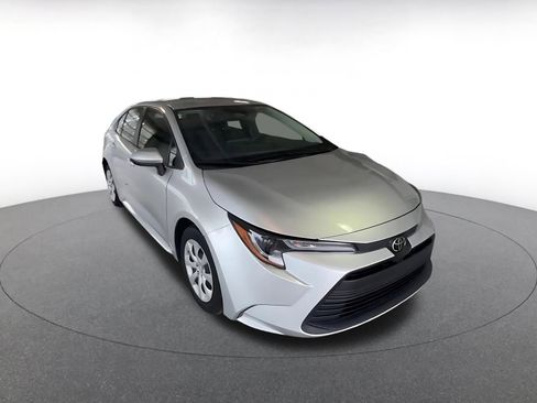 Used 2023 Toyota Corolla LE image 3