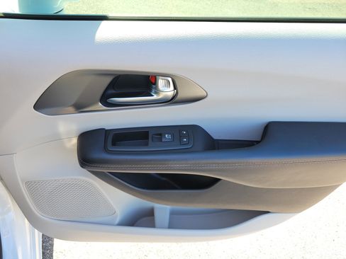 Used 2020 Chrysler Pacifica Touring w/ Cold Weather Group FWD image 10
