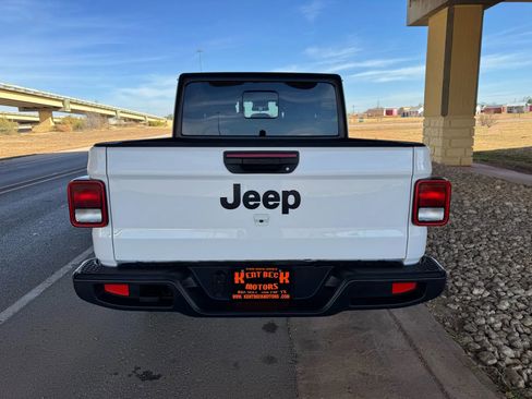 Used 2025 Jeep Gladiator Sport image 4