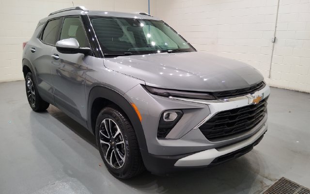 Used 2025 Chevrolet TrailBlazer LT FWD image 2