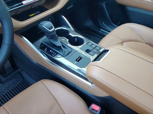 New 2026 Toyota Highlander Platinum image 19