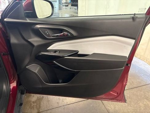 Used 2025 Chevrolet Trax LT FWD image 32
