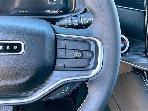 Used 2024 Jeep Wagoneer L Series II image 12