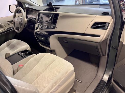 Used 2012 Toyota Sienna LE image 19