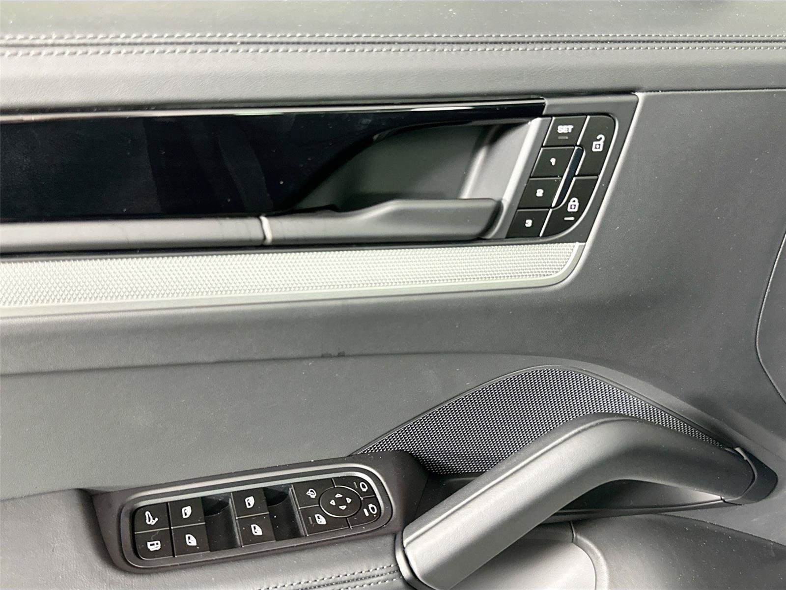 Certified 2026 Porsche Cayenne Coupe AWD/4WD image 31