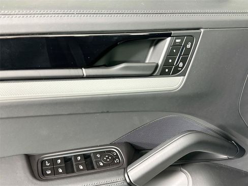 Certified 2026 Porsche Cayenne Coupe AWD/4WD image 31