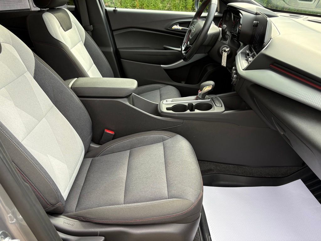 Used 2025 Chevrolet Trax RS w/ Sunroof Package FWD image 29
