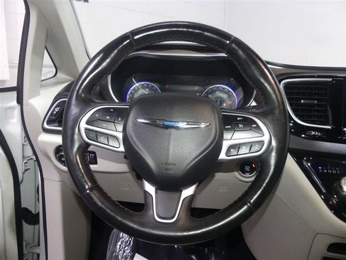 Used 2018 Chrysler Pacifica Touring-L Plus w/ Advanced Safetytec Group FWD image 28