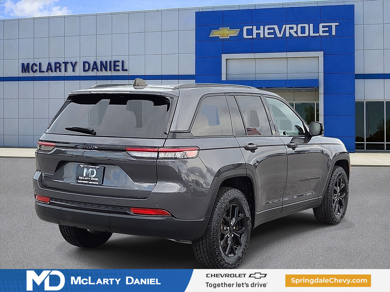 Used 2024 Jeep Grand Cherokee Altitude AWD/4WD image 5