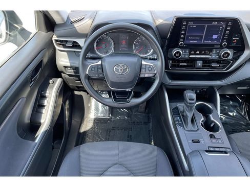 Used 2021 Toyota Highlander L FWD image 16