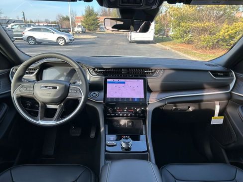 New 2025 Jeep Grand Cherokee Limited image 9