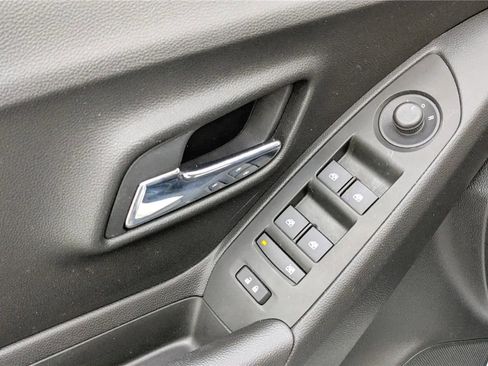 Used 2018 Chevrolet Trax LT w/ LT Convenience Package image 21