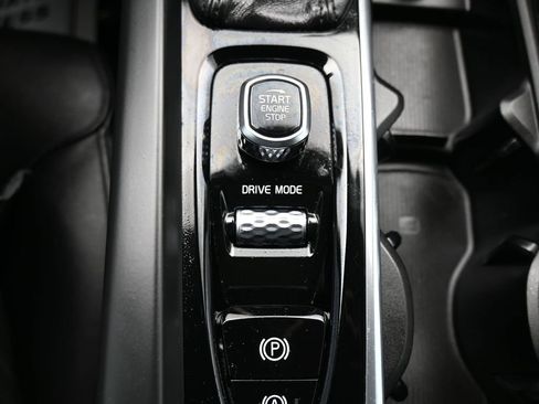 Used 2019 Volvo XC60 T6 Momentum w/ Multimedia Package image 29