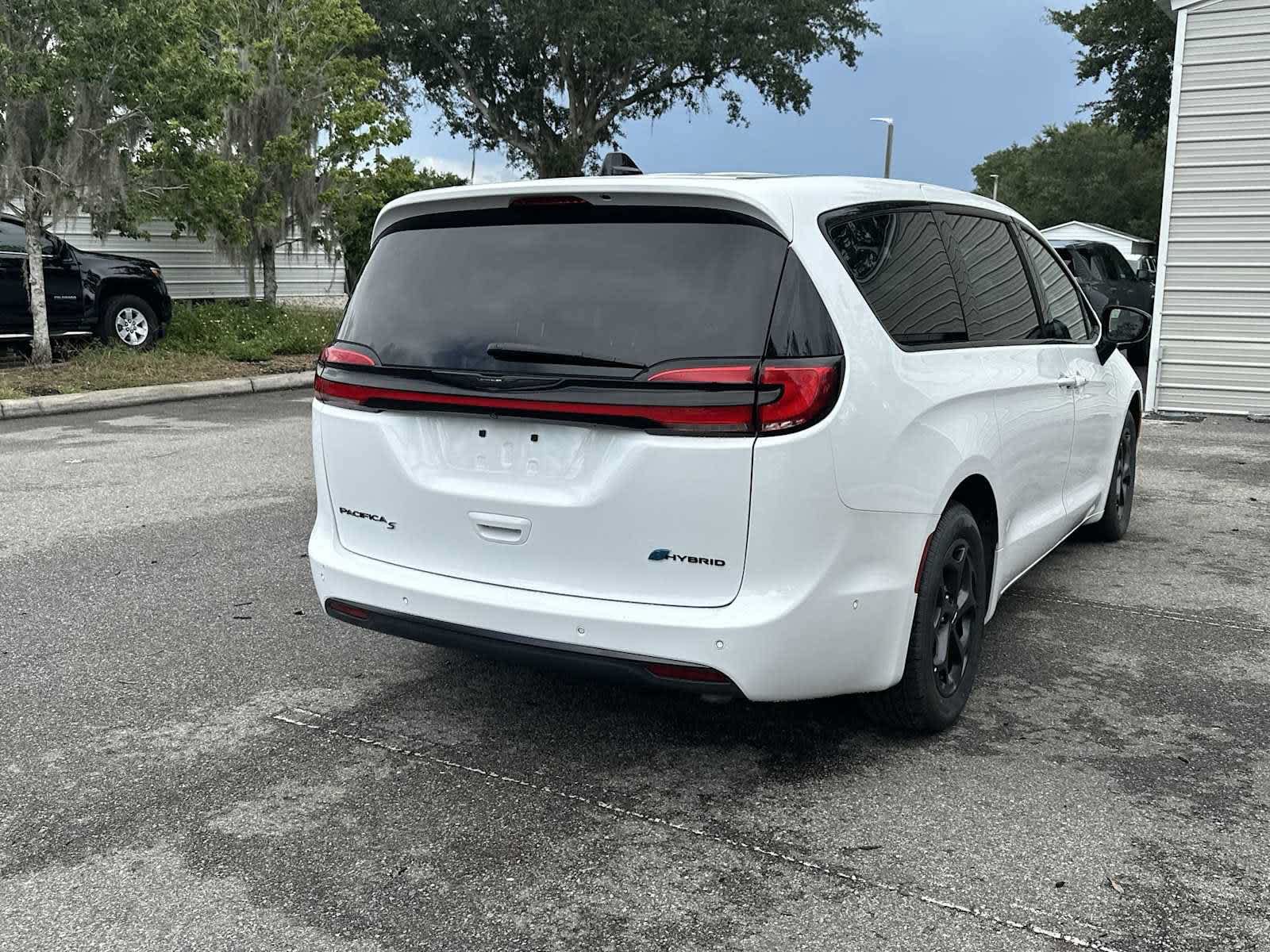 Used 2024 Chrysler Pacifica Limited FWD image 6