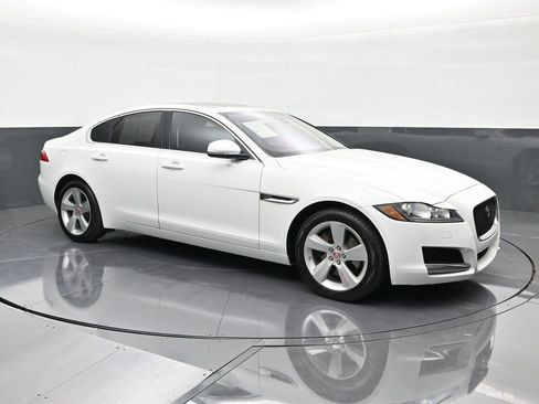 Used 2018 Jaguar XF image 7
