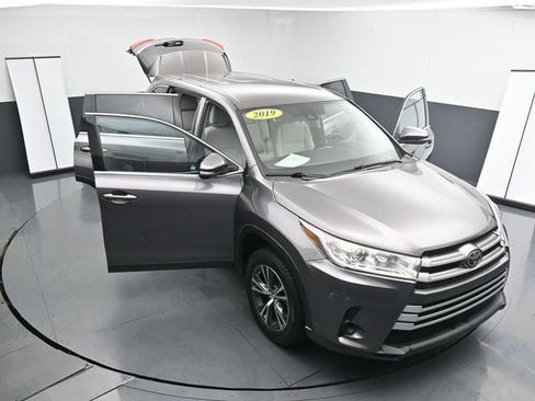 Used 2019 Toyota Highlander LE image 35
