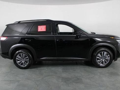 Certified 2025 Nissan Pathfinder SV FWD image 12