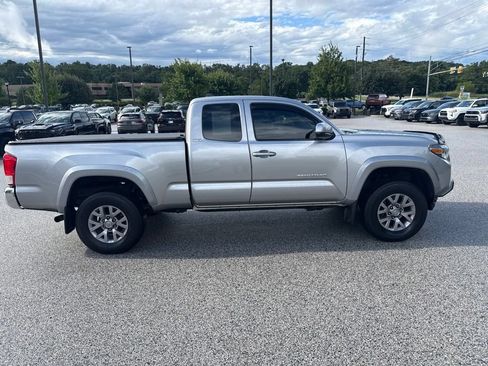 Used 2017 Toyota Tacoma SR5 w/ Tow Package AWD/4WD image 2