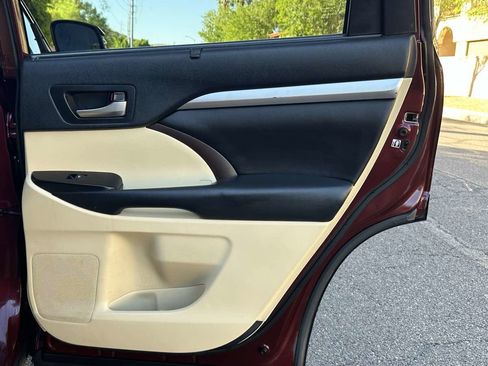 Used 2019 Toyota Highlander XLE image 40
