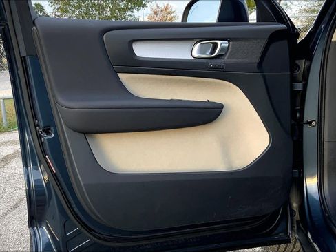 Used 2021 Volvo XC40 T5 Momentum w/ Premium Package image 20