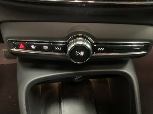 Certified 2025 Volvo XC40 B5 Plus image 15