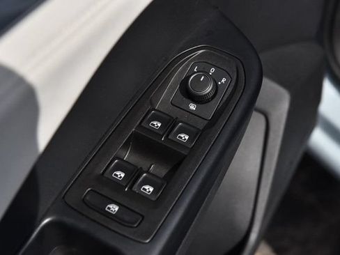 Used 2025 Volkswagen Taos SE AWD/4WD image 8