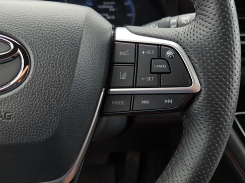 Certified 2025 Toyota Sienna Platinum AWD/4WD image 31