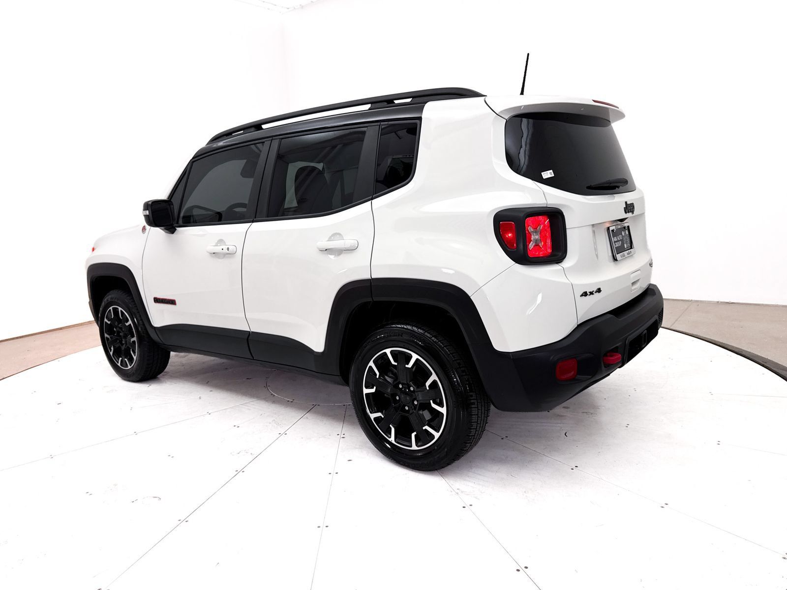 Used 2023 Jeep Renegade Trailhawk w/ Trailhawk Elite Group AWD/4WD image 17