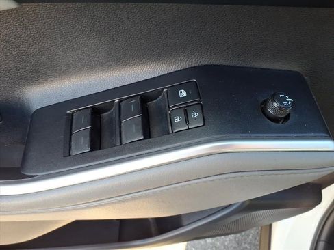 Used 2020 Toyota Highlander XLE image 25