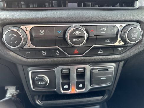 Used 2025 Jeep Wrangler Sport image 18