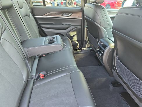 Used 2026 Jeep Grand Cherokee Altitude AWD/4WD image 13