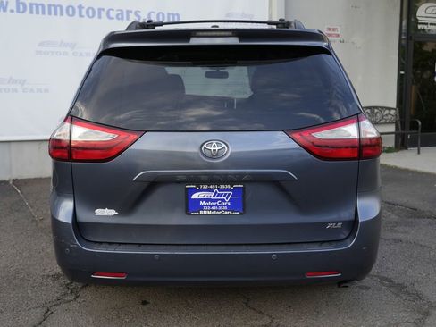 Used 2017 Toyota Sienna XLE Premium FWD image 6