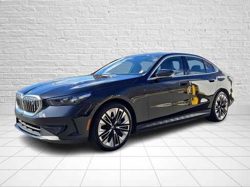 Used 2024 BMW i5 eDrive40i w/ Premium Package image 3