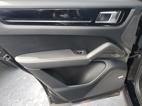 Used 2019 Porsche Cayenne Base image 2
