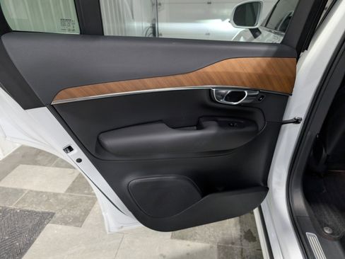 Used 2025 Volvo XC90 B6 Plus image 9