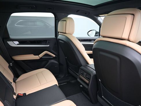 Certified 2026 Porsche Cayenne AWD/4WD image 7