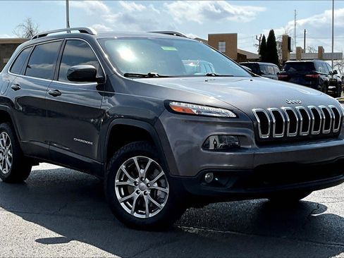 Used 2018 Jeep Cherokee Latitude Plus w/ Comfort/Convenience Group image 2