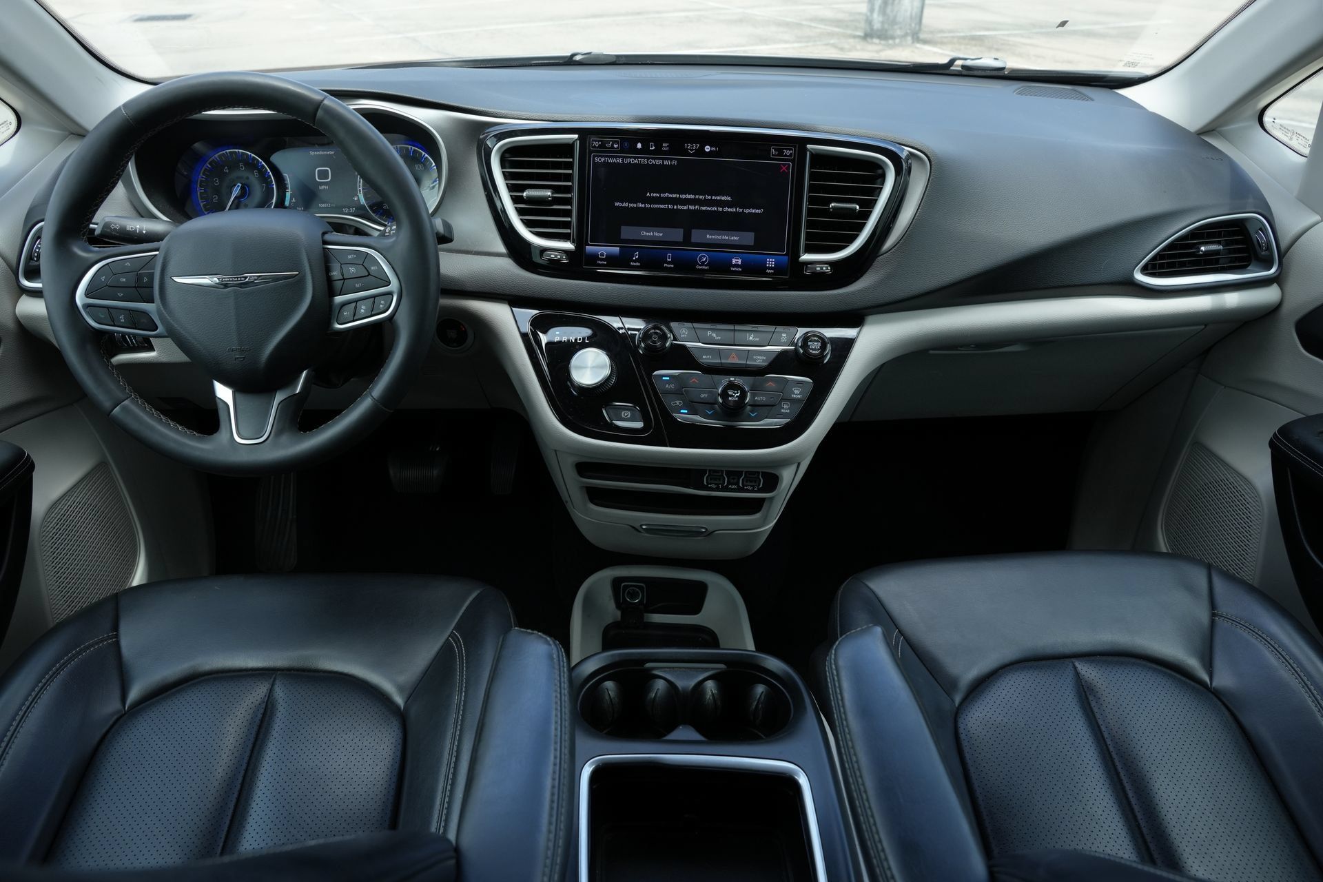 Used 2023 Chrysler Pacifica Touring-L FWD image 8