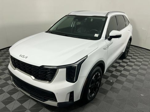 Certified 2024 Kia Sorento S FWD image 7