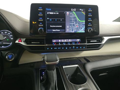 Used 2024 Toyota Sienna Platinum image 11