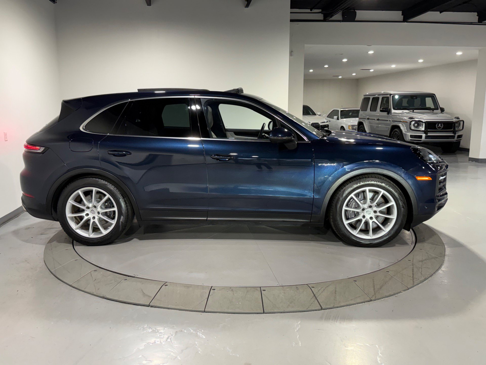 Used 2024 Porsche Cayenne AWD/4WD image 10