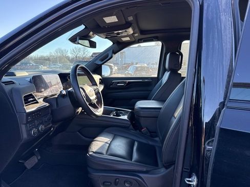 Used 2025 Chevrolet Suburban RST image 9