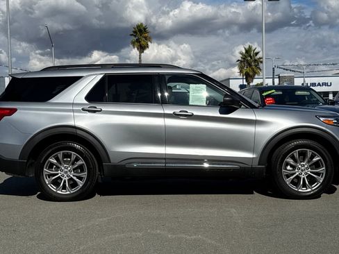 Used 2022 Ford Explorer XLT w/ Equipment Group 202A image 3