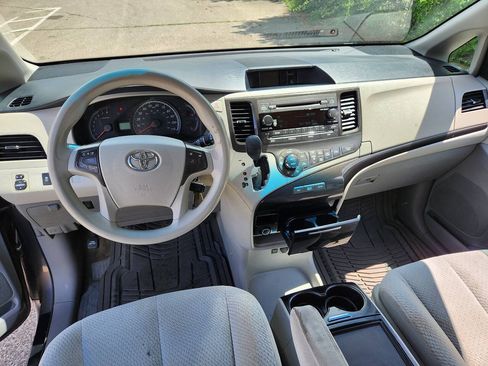 Used 2014 Toyota Sienna LE FWD image 16