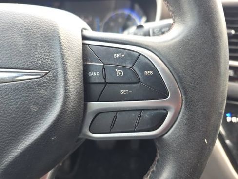 Used 2017 Chrysler Pacifica Touring-L FWD image 20